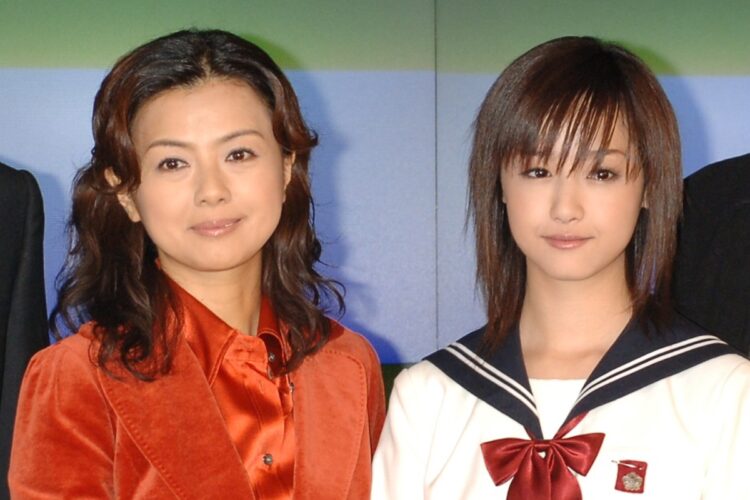 2005年のドラマ『1リットルの涙』で母娘を演じた沢尻エリカと薬師丸ひろ子