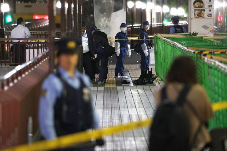2023年5月町田発砲事件。発砲事件があったJR町田駅付近の現場を調べる警視庁の警察官。暴力団員と元暴力団員の内輪揉めが原因だったという(時事通信フォト)