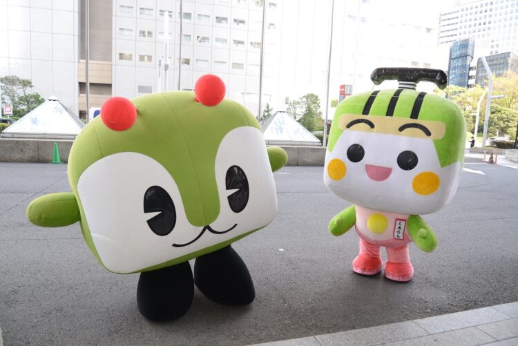 都営バスのマスコットキャラクター「みんくる」(左)と都電荒川線の「とあらん」(時事通信フォト)