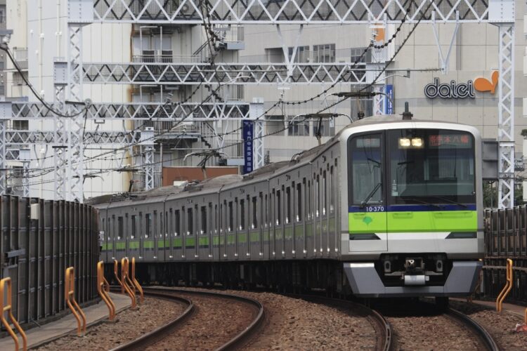 都営地下鉄新宿線。10－300形電車、大島－東大島（時事通信フォト）