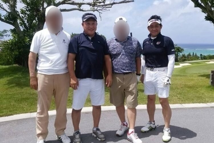 県議らとのゴルフ写真。左から2番目が増永県議、右端が松村・国家公安委員長（2018年8月に沖縄で撮影／Aさん提供）