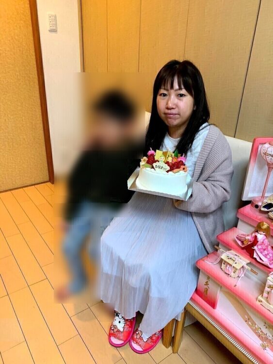 自宅で子供の誕生日を祝う志保容疑者