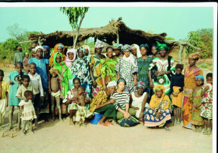 ボランティアとして2年間を過ごしたマディナ村にて。前列中央が村上一枝さん