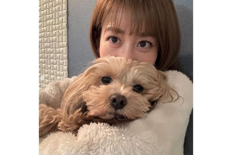 愛犬とのツーショットも（中川アナのインスタグラムより。現在は削除されている）