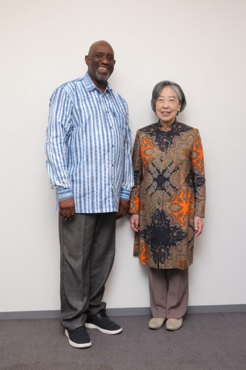 同志として今後も活動を続けるふたり（村上一枝さんとウスビ・サコさん）