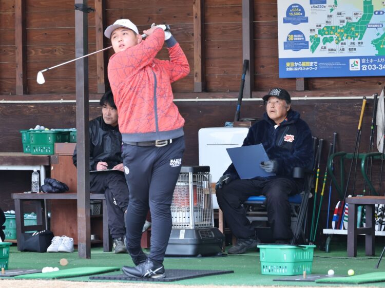 今年のセレクション合格性・香川くんに熱視線を送るジャンボ尾崎（撮影／太田真三）