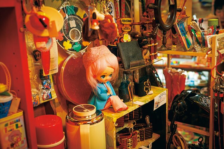 ソフビ人形、魔法瓶、黒電話…なつかし商品がいっぱい
