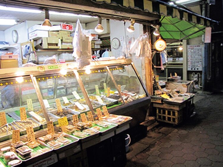 惣菜や魚を扱う店の向かいでは焼き鳥を販売するなど、食料品店が多いのが特徴。飲食店もあり、食いしん坊にはたまらない街だ