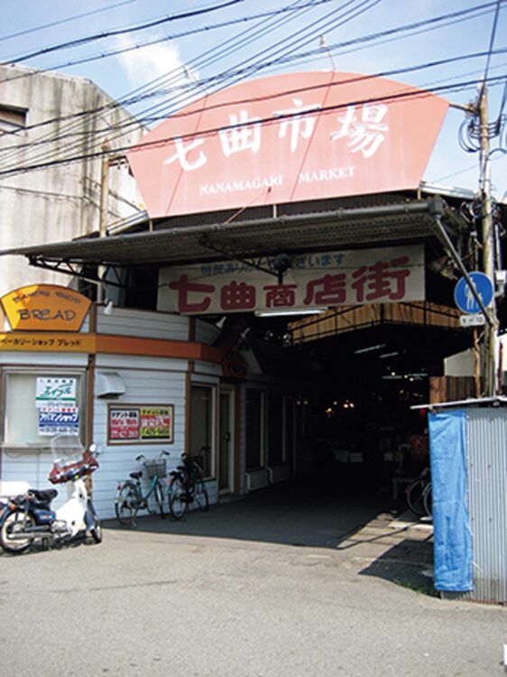 昭和の佇まいを強く残す商店街入口（右）。現在は老舗と並んで雑貨店やカフェ、ベーカリーなど新しい店もオープン。古さと新しさが交わる、老若男女が楽しめる観光スポットとなっている。
