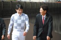 2月18日の東京では競馬学校の同期生である武豊騎手の手綱でローリーグロリーが初勝利。2人揃ってウイナーズサークルへ向かう