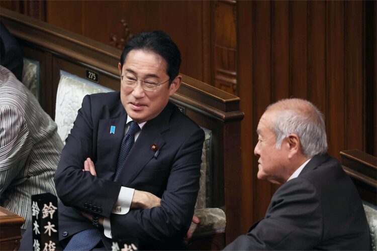 衆院本会議で笑顔を見せる岸田文雄首相。右は鈴木俊一財務相（時事通信フォト）
