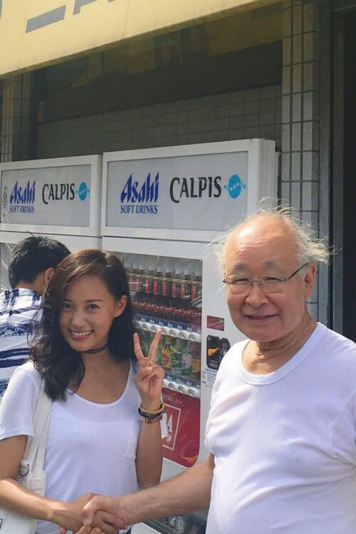 ラーメン二郎の店主とツーショット撮影する高橋氏