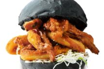 ドムドムハンバーガー復活を牽引する「インパクトの強い商品」と「積極的なグッズ展開」 “ドム活”Tシャツも人気