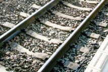 線路に敷き詰められた「砕石」の重要な役割　新幹線には砕石を使わない軌道もあるのはなぜか？