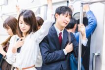 電車内で「ドア横キープ」を好む人たちの事情と言い分 「スマホがじっくり見られて便利」「酔いやすいのでガラガラでも座らない」