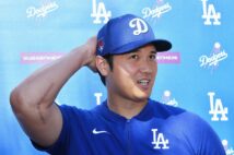 報道陣の取材に応じるドジャースの大谷翔平（時事通信フォト）