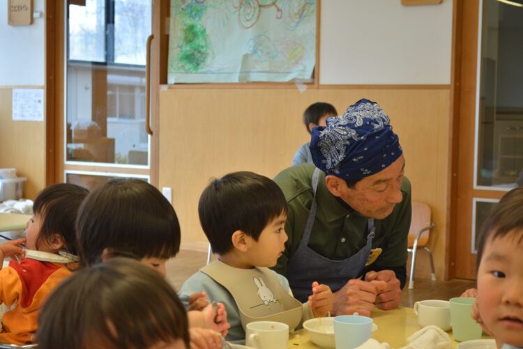 子供に優しくほほえみかける