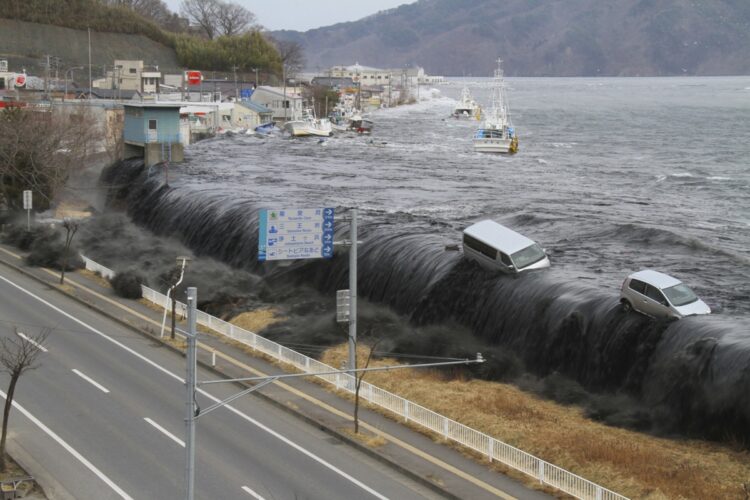 東日本大震災で発生した津波。（’１１年／岩手県宮古市）
