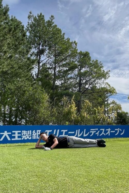 ゴルフ場で寝そべる姿も…（本人のインスタグラムより）