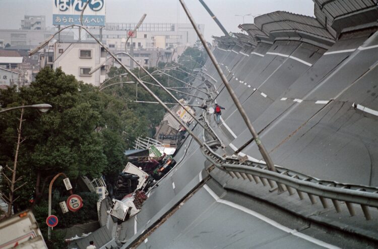 阪神・淡路大震災で倒壊した阪神高速道路（1995年／兵家県神戸市。時事通信フォト）