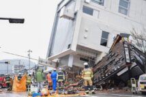 能登半島地震で倒壊したビル（2024年／石川県輪島市。時事通信フォト）