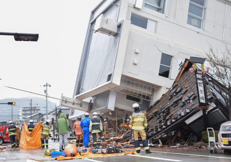 能登半島地震で倒壊したビル（2024年／石川県輪島市。時事通信フォト）