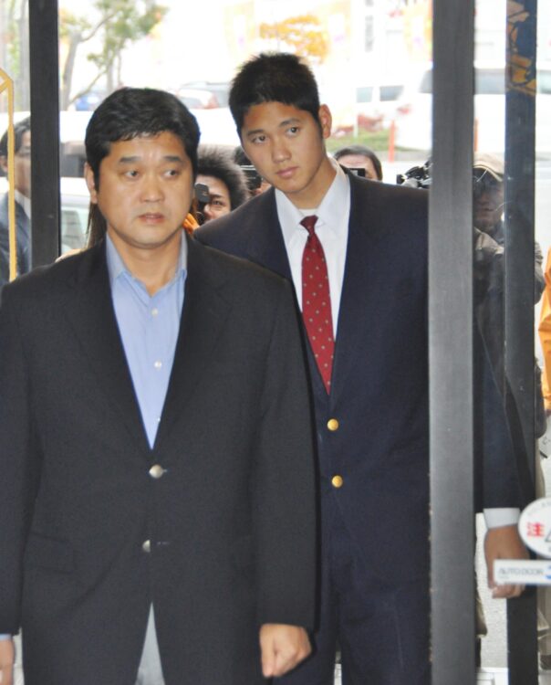北海道日本ハムファイターズとの交渉に臨む大谷選手（右）と父の徹さん（’12年）（時事通信フォト）