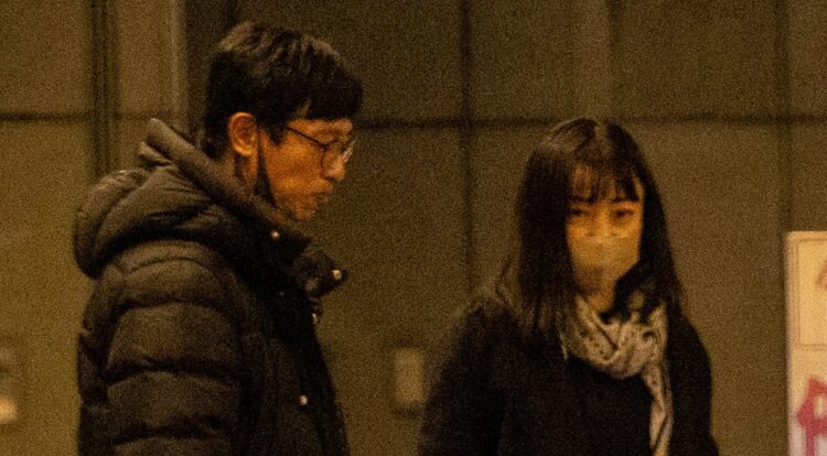 多くのファミリーと同じく子連れで映画館を訪れた堺雅人・菅野美穂