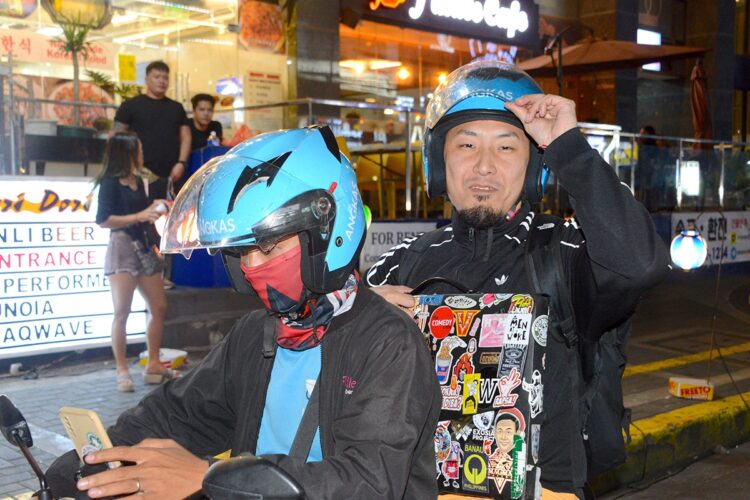 普段は渋滞を避けるため、バイクタクシーを乗りこなしている