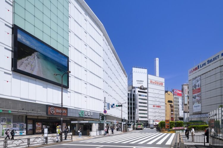 JR池袋駅東口を出て左手を見るとビックカメラ本店がそびえる（時事通信フォト）