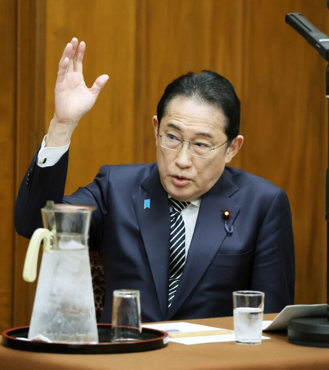 衆院政治倫理審査会で弁明のため、挙手する岸田文雄首相。2月29日（時事通信フォト）