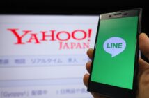 ヤフージャパンとLINEは、2023年10月1日に一つの会社に統合され、LINEヤフー株式会社となったことでLINEの利用規約が改定された（時事通信フォト）