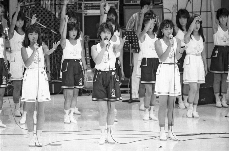 『オールナイトフジ』コンサートで歌う、おかわりシスターズ（左から深谷智子、山崎美貴、松尾羽純、1984年8月）