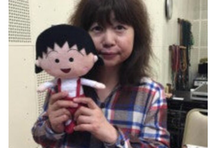 ちびまる子ちゃんの人形を手にするTARAKOさん（オフィシャルブログより）