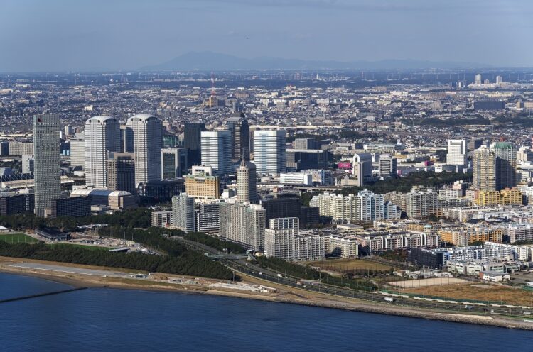 幕張新都心の玄関口となるJR京葉線海浜幕張駅の1日あたり乗降客数は2019年まで13万人超だった。コロナ禍以降は10万人を下回っている（時事通信フォト）