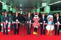 京葉線といえば沿線に東京ディズニーランドがあることでも知られているが、千葉都民の通勤の足でもある。1990年3月、京葉線東京－蘇我間全線竣工開業式（時事通信フォト）