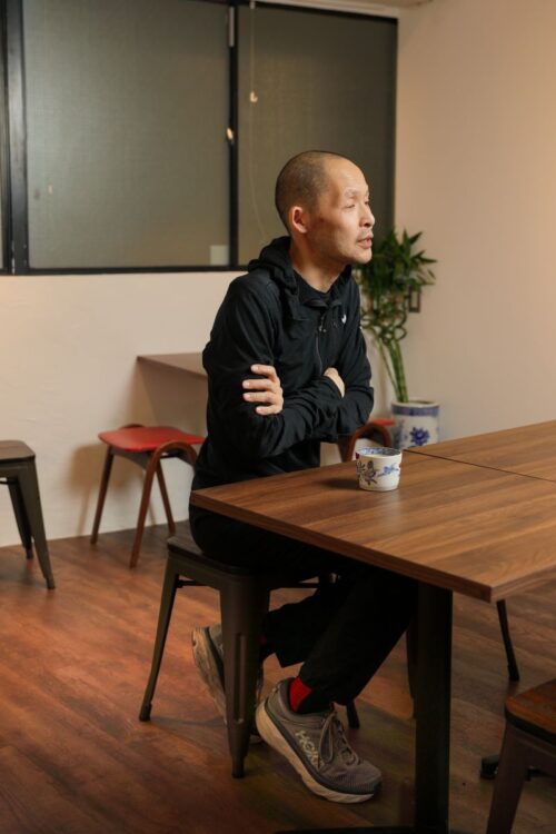 朝4時に起床、1時間散歩、新聞を4紙読む。読書家で、1日に5人に会う