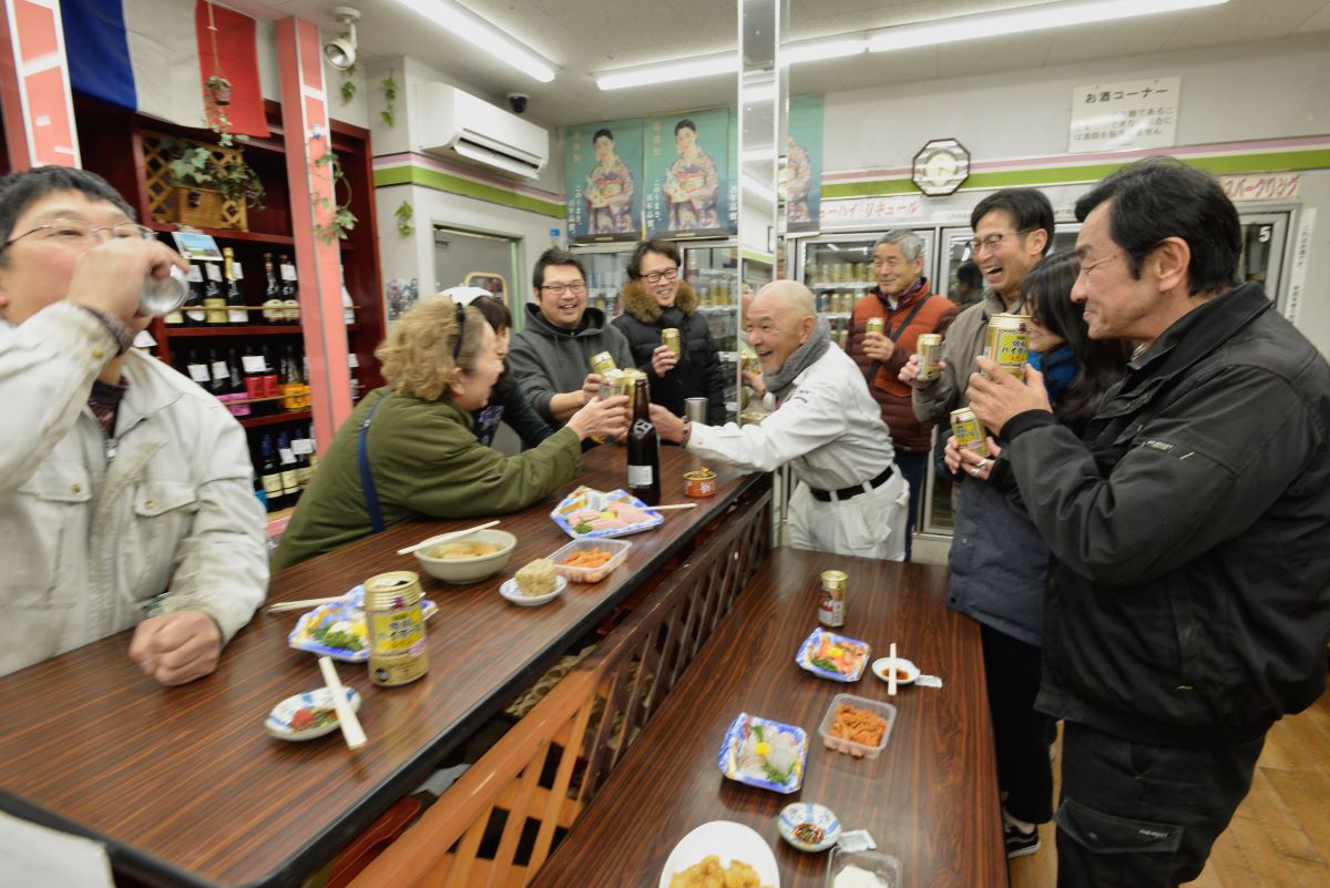 角打ちのつまみには、舎人団地商店街で客が購入してきた刺身や惣菜が並ぶ