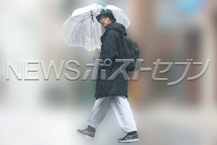 雨の中病院に向かうパートナーの葛飾