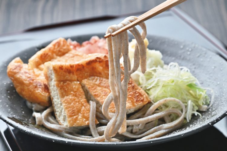 福井県産玄そばを石臼で挽いて打つ「蕎麦 やすたけ」（福井市）の「あげ焼きおろし」。福井名物「竹田の油揚げ」、大根おろしが鎮座する