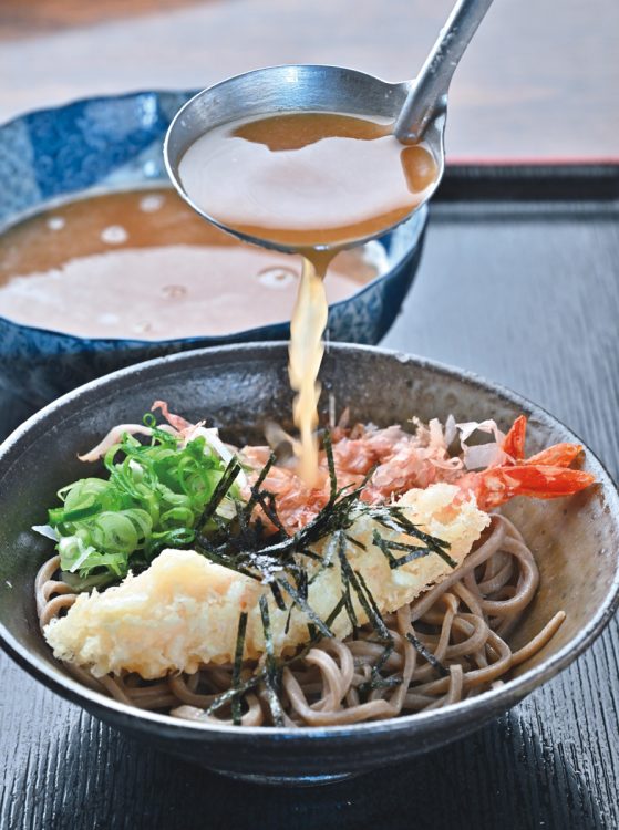 「おろし天ぷらそば（並）」：つゆは大根のしぼり汁が90％以上を占め、秘伝の出汁と特注の醤油が絶妙に調和。爽快な辛味が香り高いそばに絡み、クセになる美味しさ※つゆ別添えは1人2皿以上から