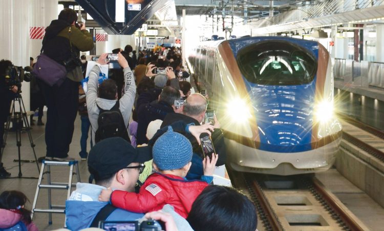 北陸新幹線の延伸により、東京－敦賀間を直通する「かがやき」「はくたか」は1日14往復する（時事通信フォト）