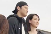 《ついに顔写真を公開》大谷翔平の27歳結婚相手が履いていた「白いスニーカー」　早くも「女性用サイズだけ完売」の異常事態