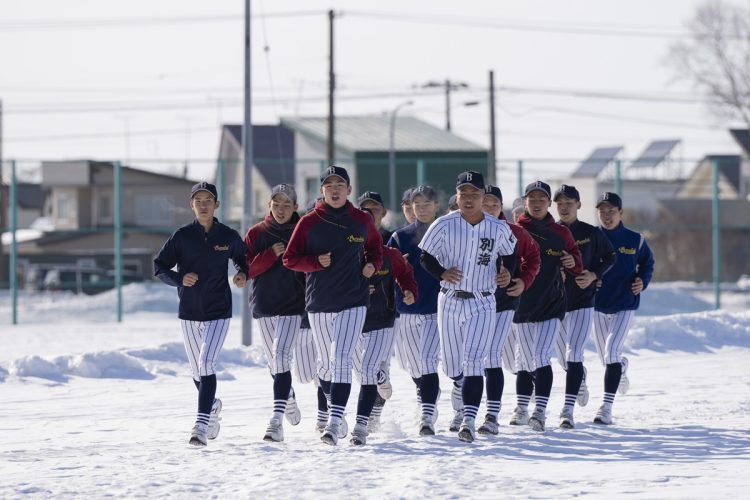 雪のなかでランニングする部員たち（撮影・藤岡雅樹、以下同）