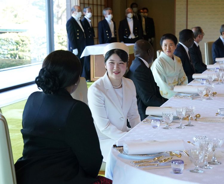ご卒業直前には、ケニア大統領夫妻を歓迎する昼食会に出席された。外国からの賓客をもてなす公式行事に出席されたのは初めてだった