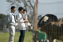 静養のため、御料牧場を訪れられた幼少の愛子さまと両陛下（2002年10月、栃木県。写真／JMPA）