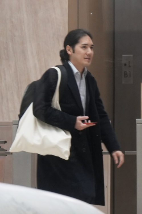 日本出身、日本の皇族と結婚した小室氏が、日本からの買収を警戒する当局からの仕事を受ける事務所に所属している