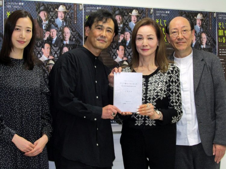 山本さんの遺品となった台本を手に共演者と写真におさまる夏樹（右から２人目）