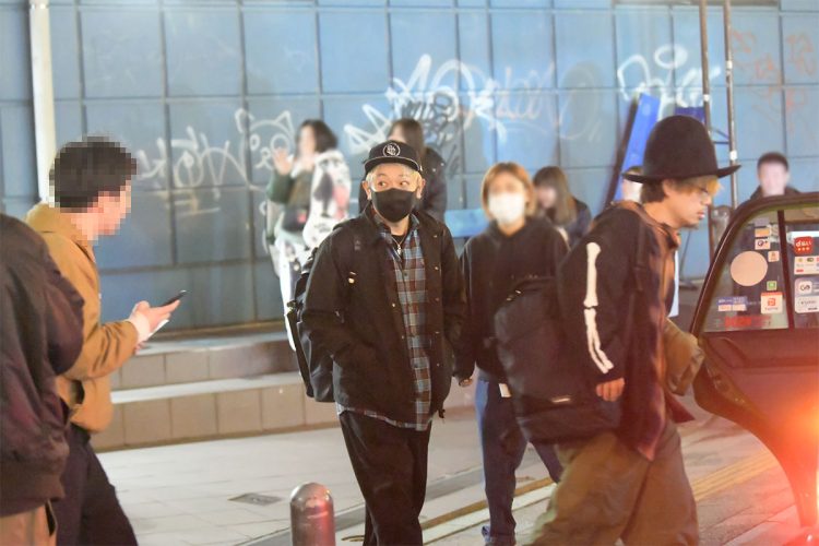 記者が話しかけると驚いた表情を浮かべたNAOKI。タクシーに乗り込むのはTAKUMA