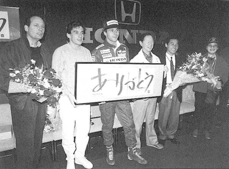 1992ホンダとの別れ：チームメイトのゲルハルト・ベルガー（中央）とホンダの撤退セレモニーに参加。セナは前年に逝去した本田宗一郎を敬慕していた（写真／共同通信社）